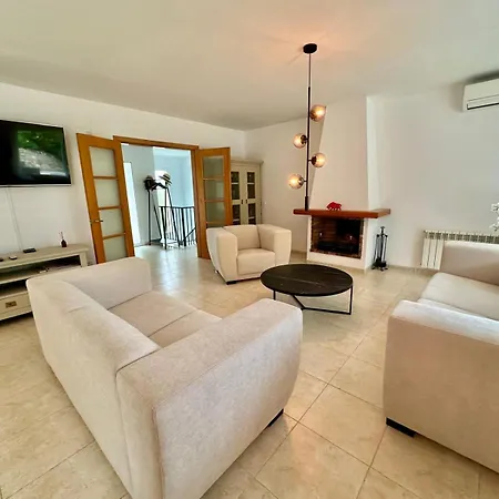 Villa Carrera *